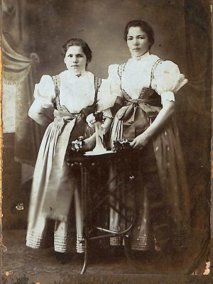 Anna i Zuzanna Mrózek c 1900